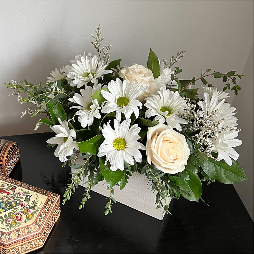 Fresh Linen Box Bouquet – MC MAHON'S HOUSE OF FLOWERS INC, Kingston ON