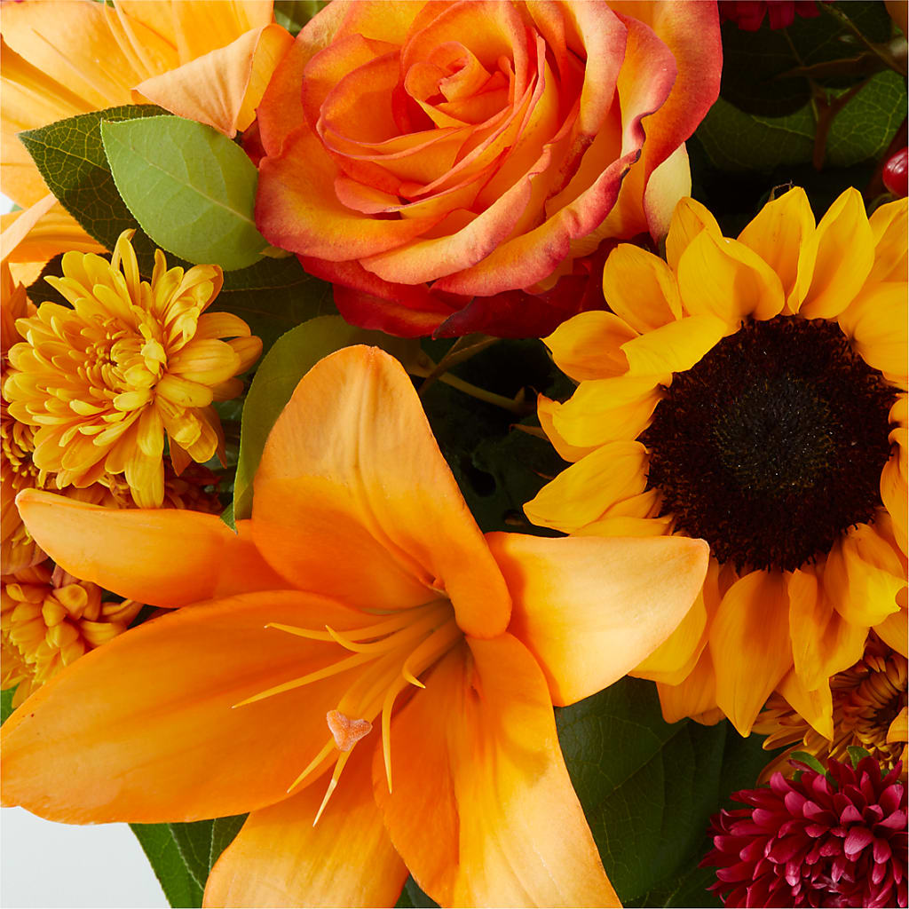 Grateful Centerpiece – MC MAHON'S HOUSE OF FLOWERS INC, Kingston ON